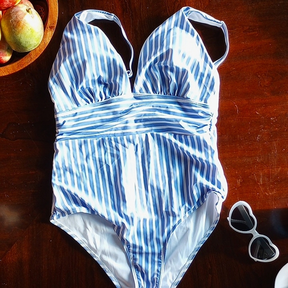 Colors:blue & white with silver adjustable straps. Size: XL. Brand: no brand tag